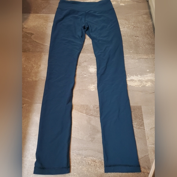 Lululemon reversible pants. Blur. Grey and yellow flowers on a side. Size 6. 32" - Picture 3 of 15